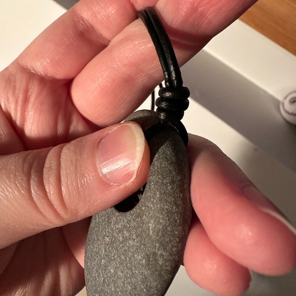 🛍️ Unique, hand-crafted, stone and leather necklace with snowflake charm setting - Picture 6 of 6